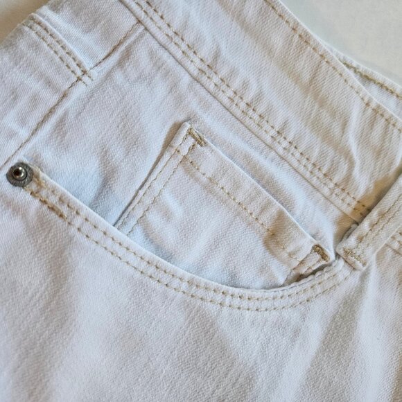 Gloria Vanderbilt 'The Perfect Fit' White Denim 5-Pocket Capris, size 16P - Picture 3 of 4